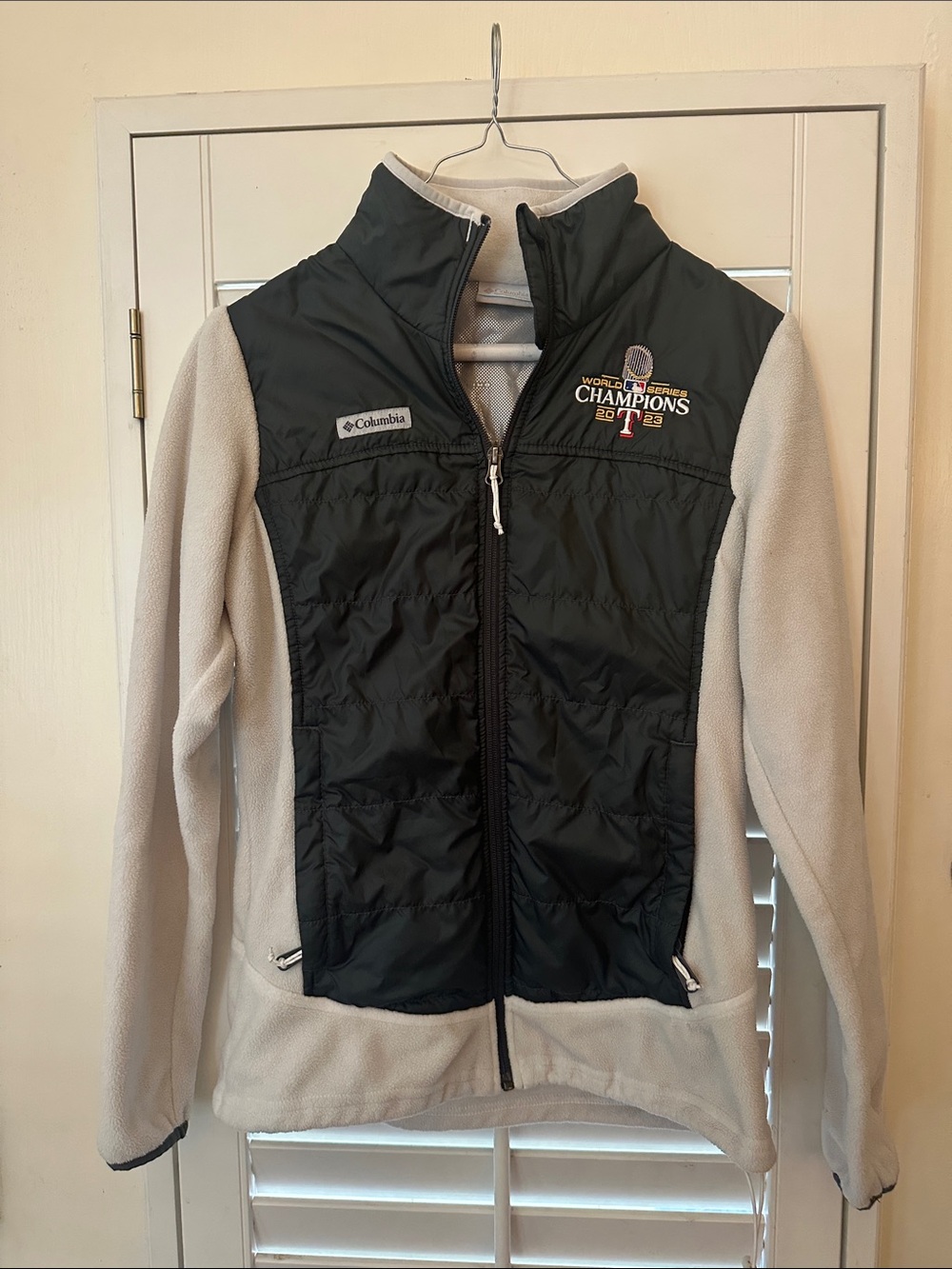 Columbia Black and Cream Women’s XS Insulated Puffer Jacket - Texas Rangers
